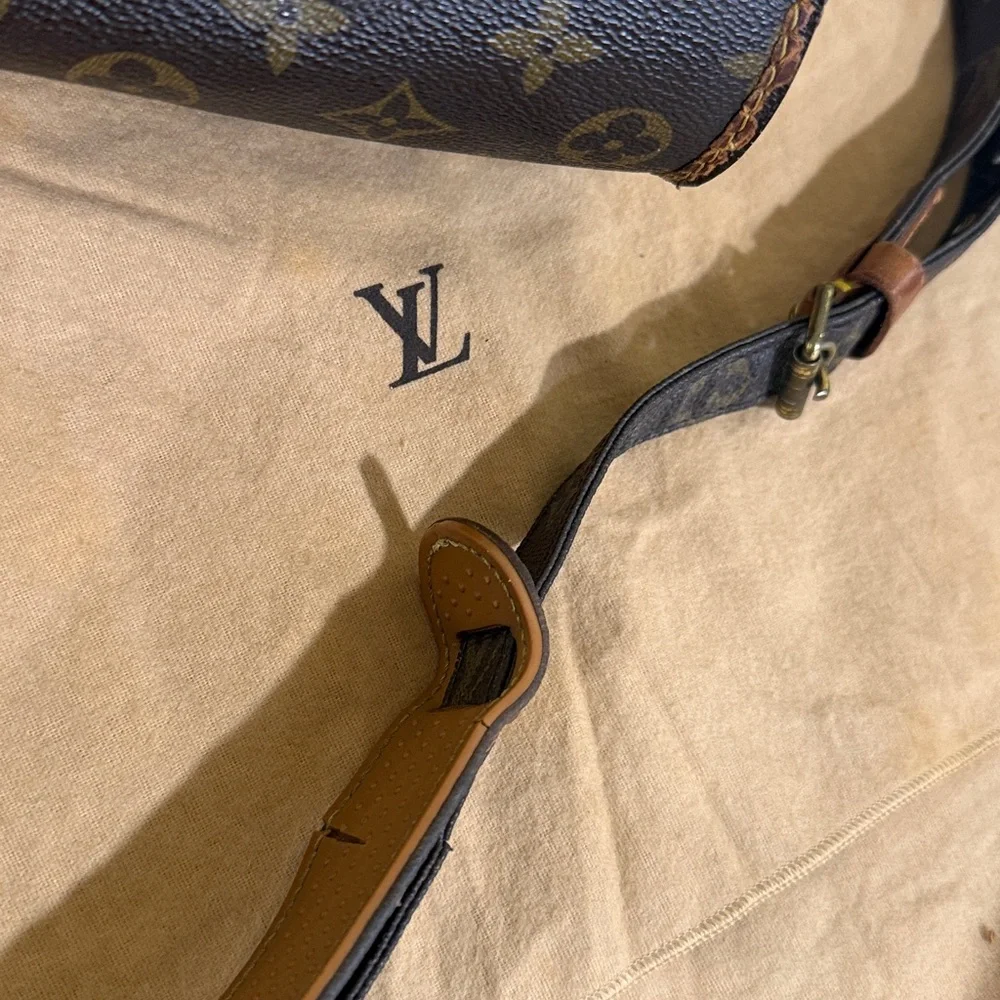 Authentic Louis Vuitton Monogram Marne Louis Vuitton handbag (Model No. M51369)